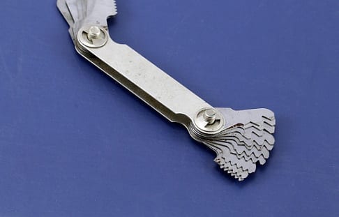 Bench tool for measuring thread pitch gauge